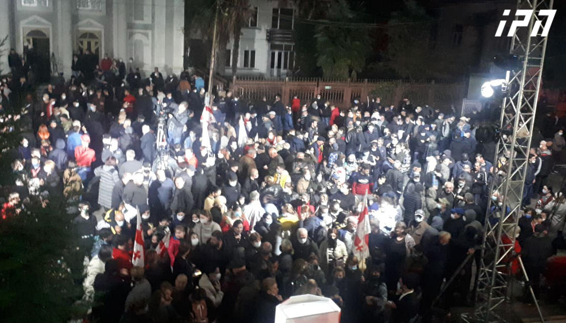 ზუგდიდში ოპოზიციის აქციაზე მოქალაქეები იკრიბებიან
