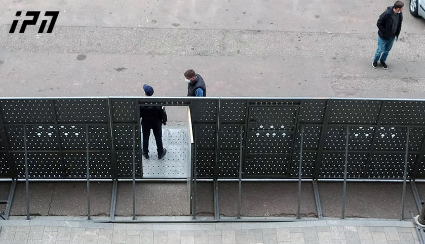 პარლამენტის უკანა შესასვლელთან რკინის ღობე აღმართეს