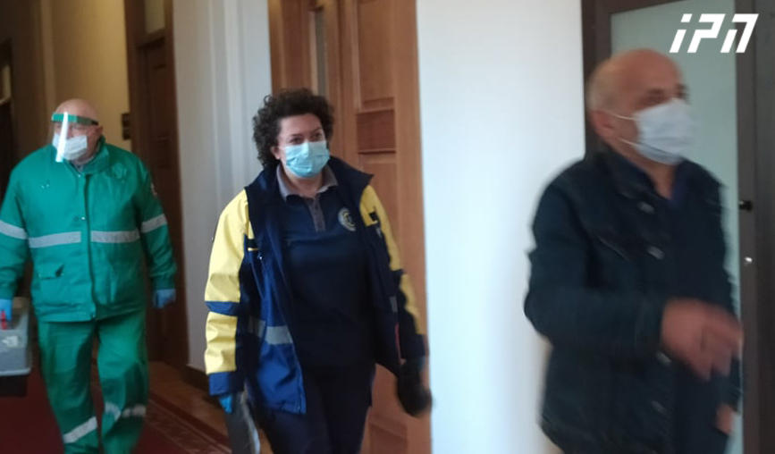 ელენე ხოშტარიასთან, რომელიც მეექვსე დღეა პარლამენტში შიმშილობს, სასწრაფო მივიდა