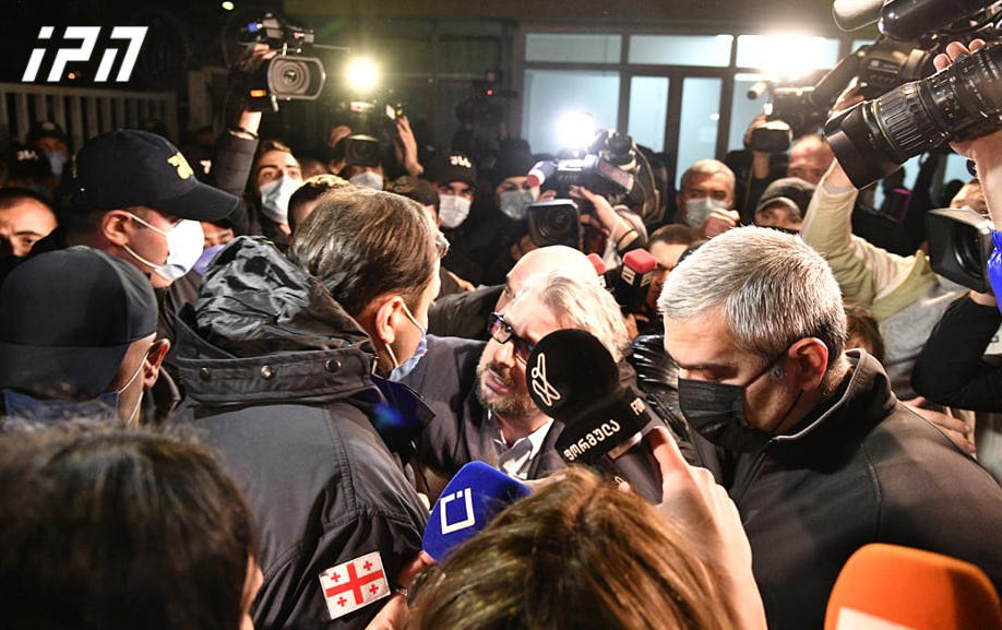 გლდანის ციხესთან ხმაური იყო, სადაც ნიკა გვარამია მიხეილ სააკაშვილთან შესვლას ითხოვდა