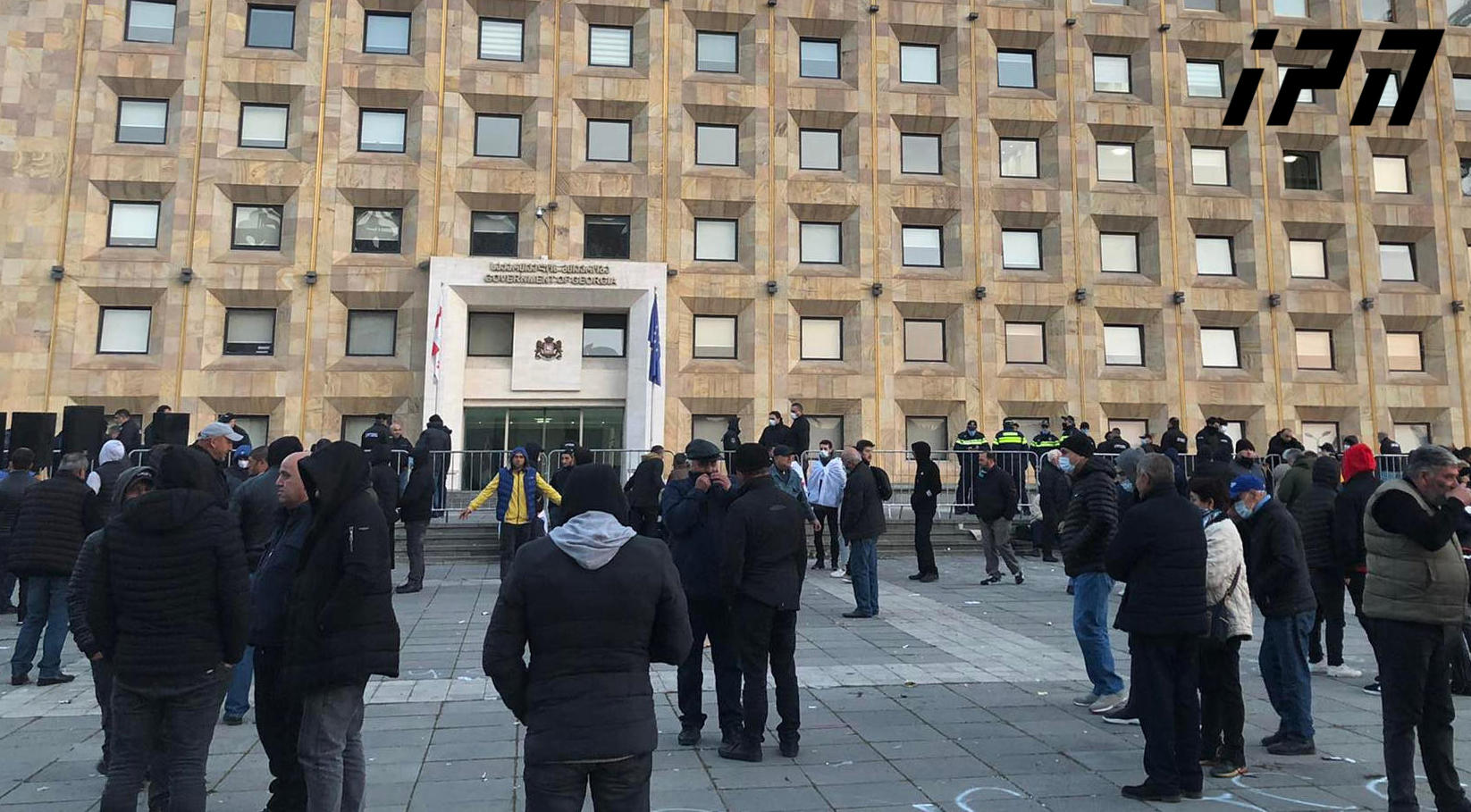 აქციის მონაწილეებმა ღამე მთავრობის ადმინისტრაციასთან გაათენეს და კვლავ ტერიტორიაზე რჩებიან