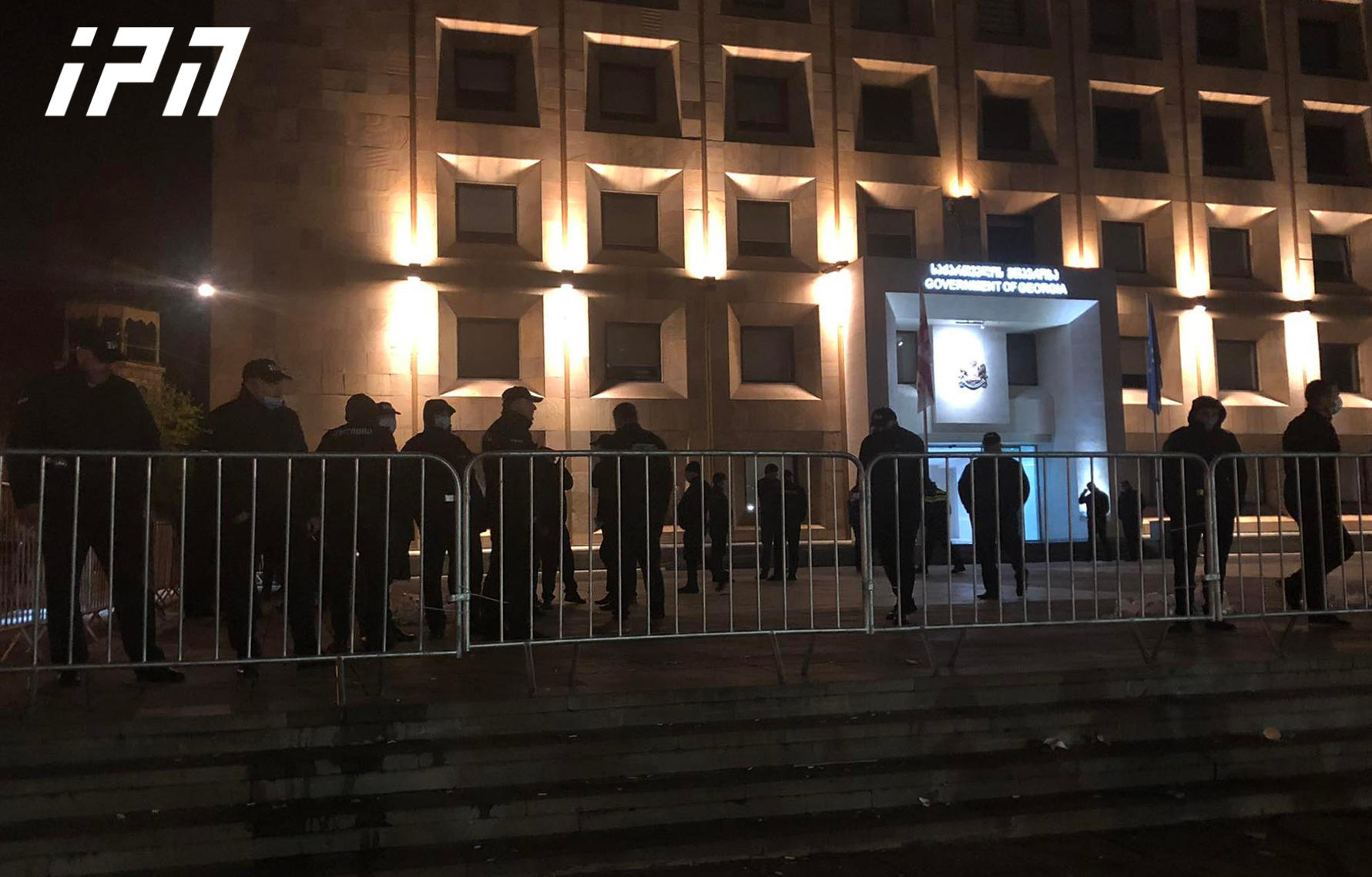 მთავრობის ადმინისტრაციასთან სამართალდამცველებმა რკინის ჯებირები განათავსეს
