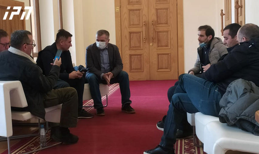 დავით ბაქრაძე - რაც დღეს პარლამენტში ხდება, ქვეყანაში არსებულ დაპირისპირებას და გახლეჩვას ასახავს, რომელიც ქვეყანას 90-იანების კატასტროფისკენ მიაქანებს