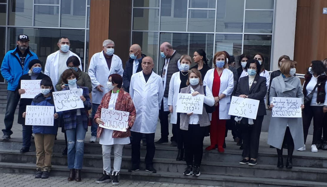 ზუგდიდში ექიმებმა მიხეილ სააკაშვილის მრავალპროფილურ კლინიკაში გადაყვანის მოთხოვნით აქცია გამართეს