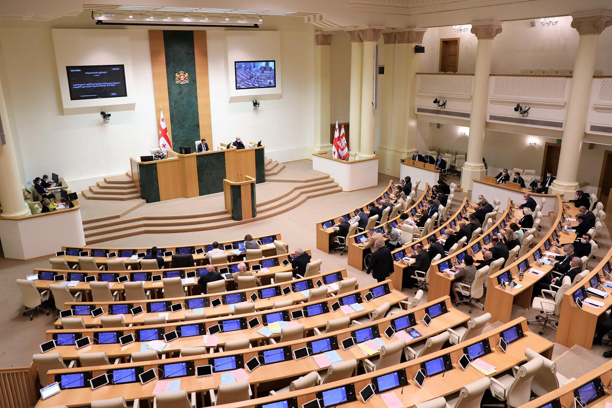 პარლამენტში 2022 წლის სახელმწიფო ბიუჯეტის პროექტის გადამუშავებული ვერსიის განხილვა მიმდინარეობს