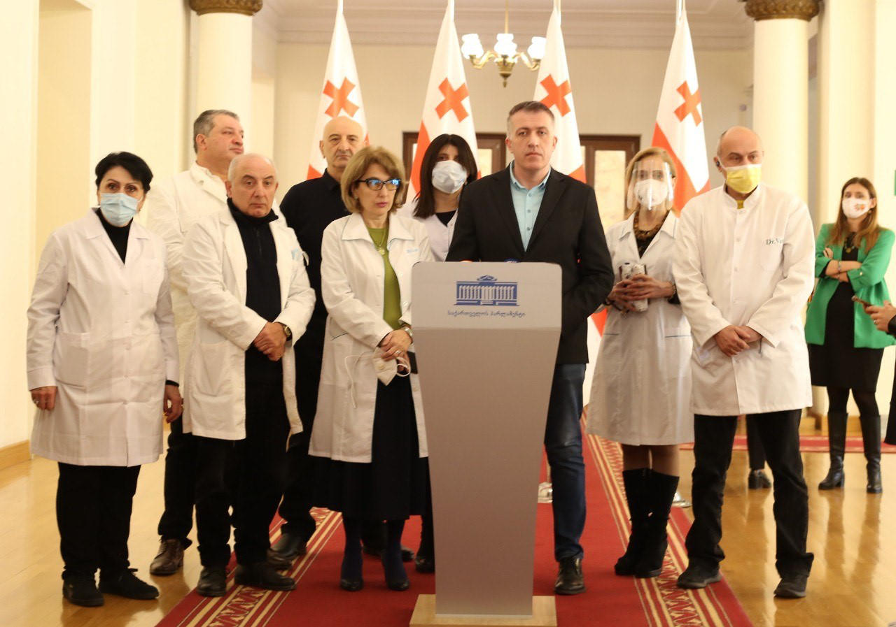 „სტრატეგია აღმაშენებელი“ და სამედიცინო სპექტრის წარმომადგენლები მესამე პრეზიდენტის მრავალპროფილურ კლინიკაში დაუყოვნებლივ გადაყვანას ითხოვენ