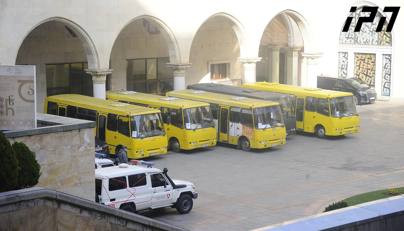 პარლამენტის ეზოში რამდენიმე ავტობუსით სამართალდამცავები შეიყვანეს