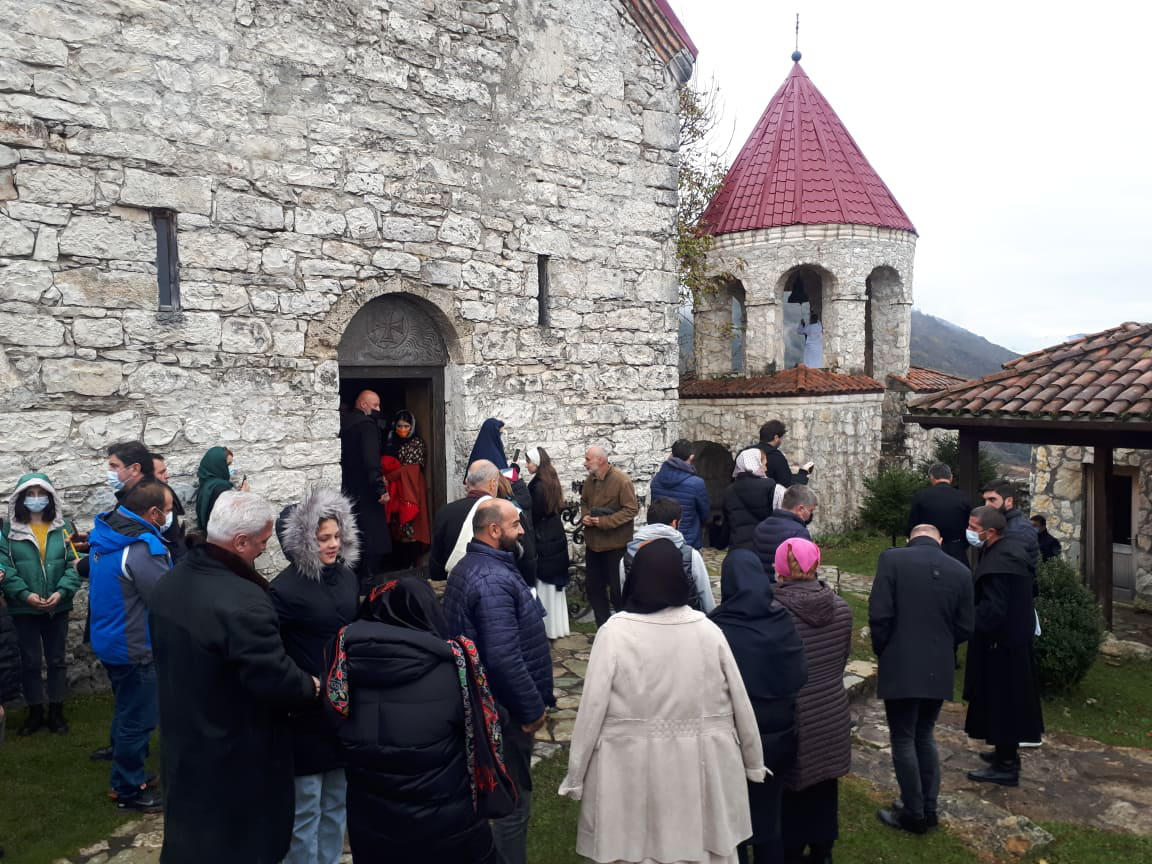 მარტვილში წაჩხურუს ტაძარში მეუფე სტეფანეს განკვეთილი სასულიერო პირები შეძახილებით დახვდნენ