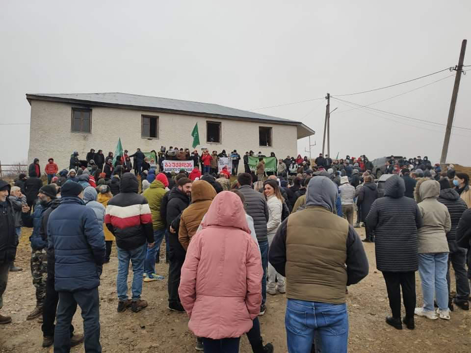 რაჭაში, სოფელ შქმერში ბუნებრივი წიაღისეულის მოპოვების სამუშაოებს აპროტესტებენ