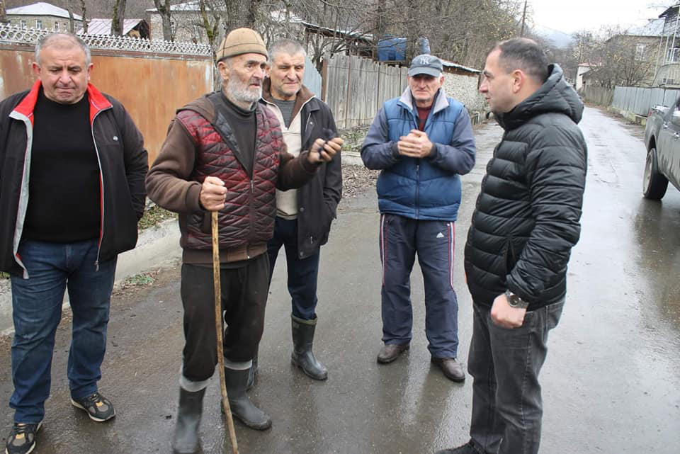 ლენტეხის მუნიციპალიტეტის მერი ჩიხარეშის თემის მოსახლეობას შეხვდა და მათ საჭიროებებს ადგილზე გაეცნო