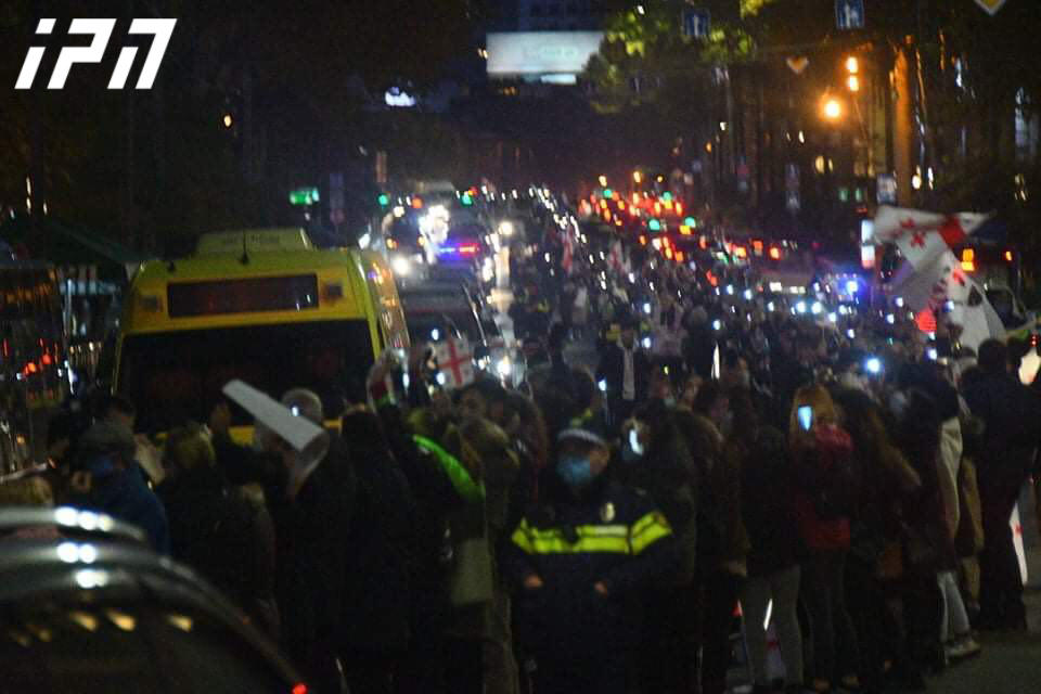 რუსთაველის გამზირზე ცოცხალი ჯაჭვის მონაწილეებმა ფანრები აანთეს