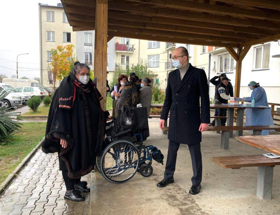 ზუგდიდსა და თბილისში მცხოვრებ აფხაზეთიდან დევნილ შშმ პირებს ეტლები გადაეცათ