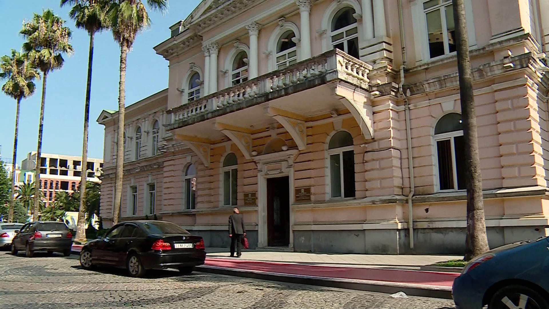 რამდენიმე მუნიციპალიტეტის საკრებულოში, მათ შორის ბათუმსა და ზუგდიდში 2022 წლის ბიუჯეტის პროექტს დღეს კენჭს უყრიან