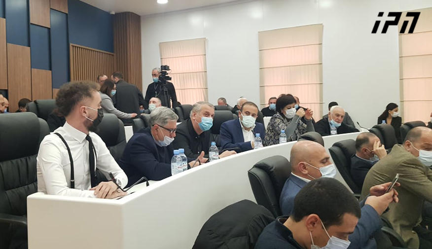 ბათუმის საკრებულოში 2022 წლის ბიუჯეტის პროექტის კენჭისყრა დაპირისპირების ფონზე მიმდინარეობს
