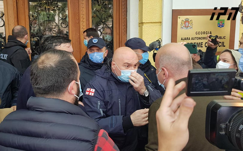 ბათუმის საკრებულოში 2022 წლის ბიუჯეტის პროექტის კენჭისყრა განახლდა - ოპოზიციონერი დეპუტატები სხდომათა დარბაზში შესვლას ცდილობენ