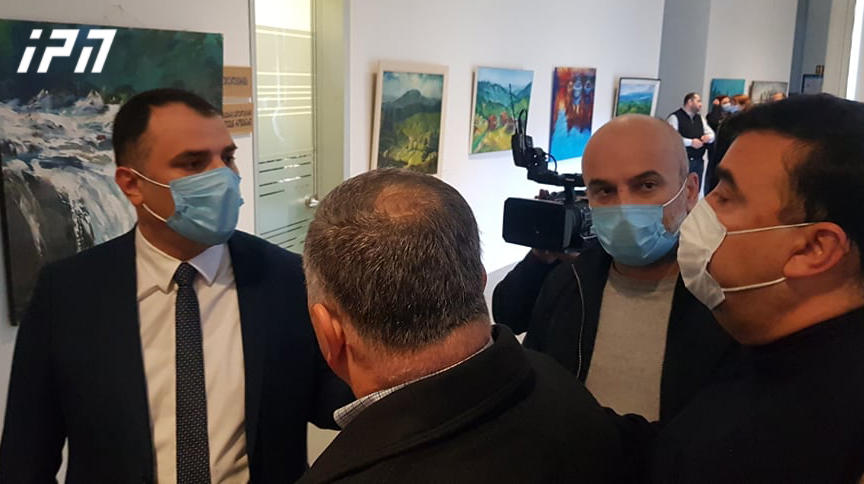 ბათუმის საკრებულოში ბათუმის მერს არჩილ ჩიქოვანსა და „ნაციონალური მოძრაობის“ წევრებს შორის სიტყვიერი დაპირისპირებაა