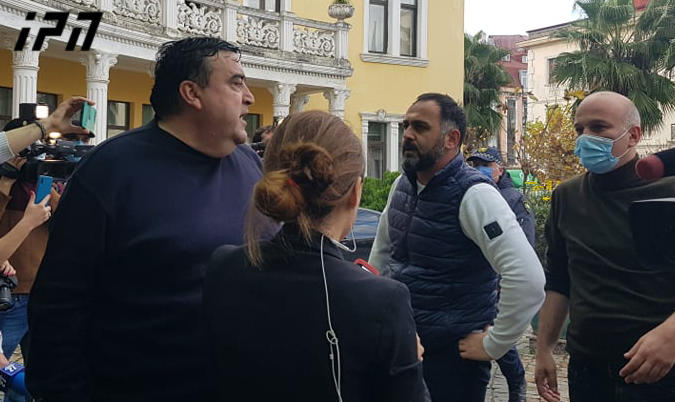 მირდატ ქამადაძე ბათუმის ​საკრებულოს შენობიდან სამართალდამცავებმა ძალის გამოყენებით გაიყვანეს