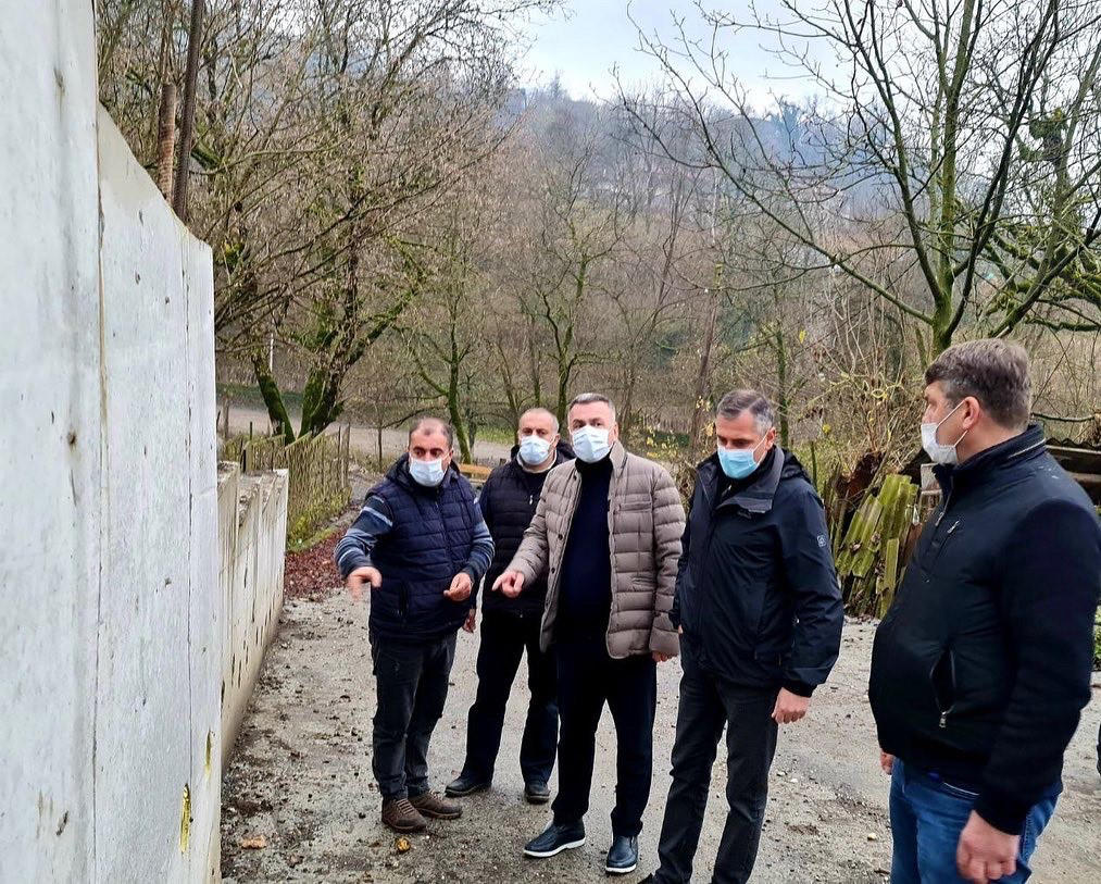 გოჩა ენუქიძის განცხადებით, სოფელ ჩხუტელში, კვირიკაშვილების შიდა საუბნო გზის სარეაბილიტაციო სამუშაოები დასრულების ფაზაშია
