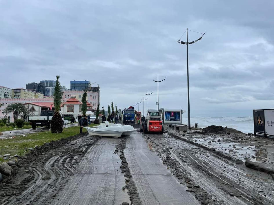 ბათუმში, შტორმის შედეგად ახალი ბულვარის ტერიტორიაზე ინფრასტრუქტურა დაზიანდა
