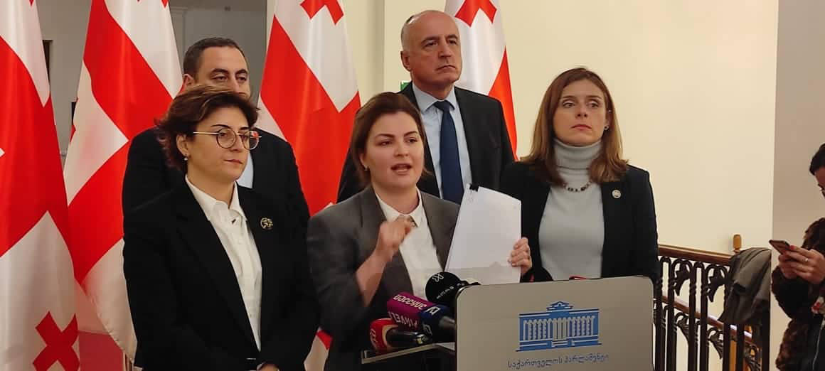 "ლელოს" და  „სტატეგია აღმაშენებლის“ წევრებმა პარლამენტის სხდომა, რომელზეც მოსამართლეობის ოთხ კანდიდატს კენჭი უყარეს, პროტესტის ნიშნად დატოვეს