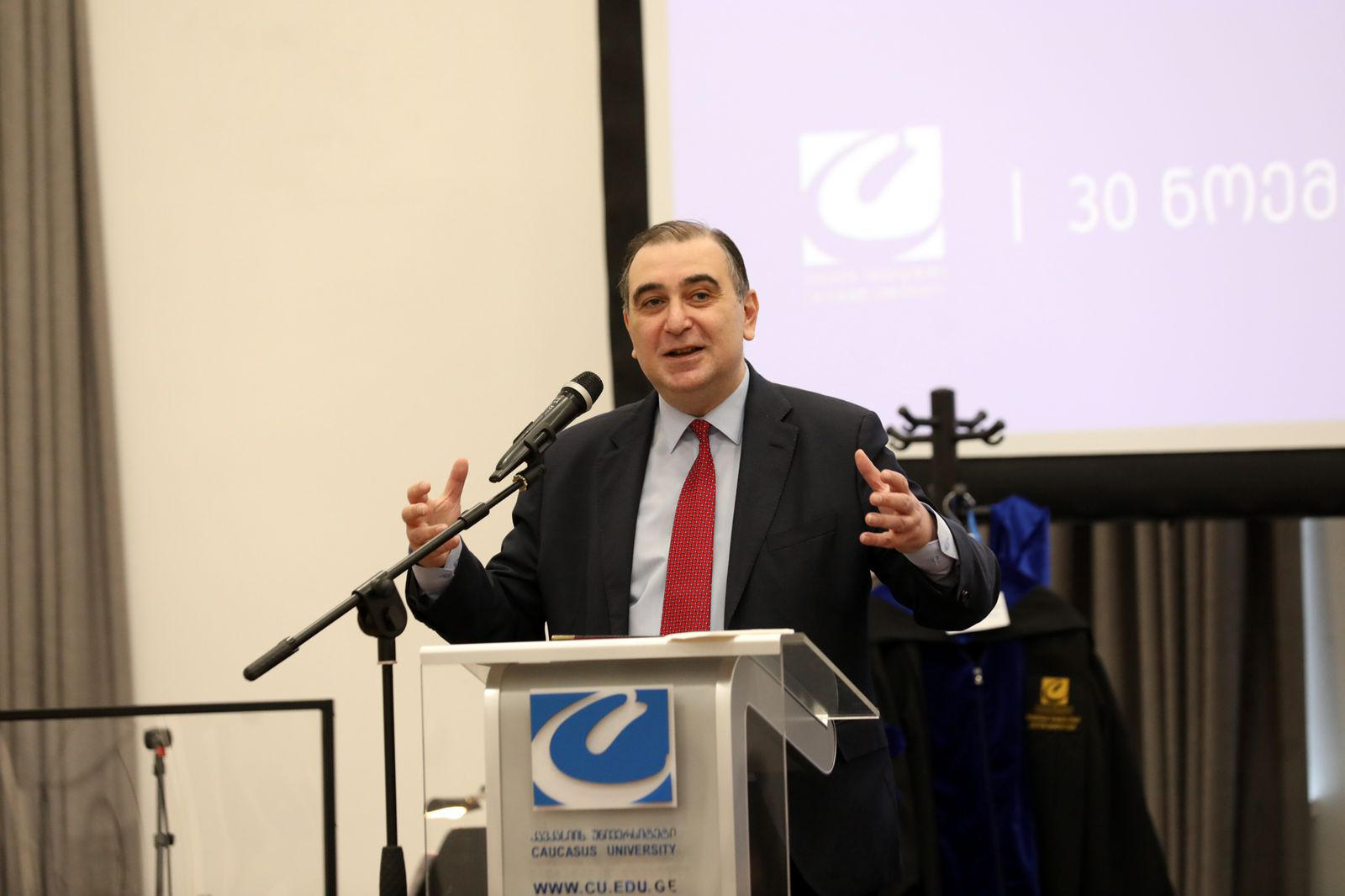 მიხეილ ჩხენკელმა პროფესორ შაბთაი ცურს კავკასიის უნივერსიტეტის საპატიო დოქტორის წოდების მინიჭება მიულოცა