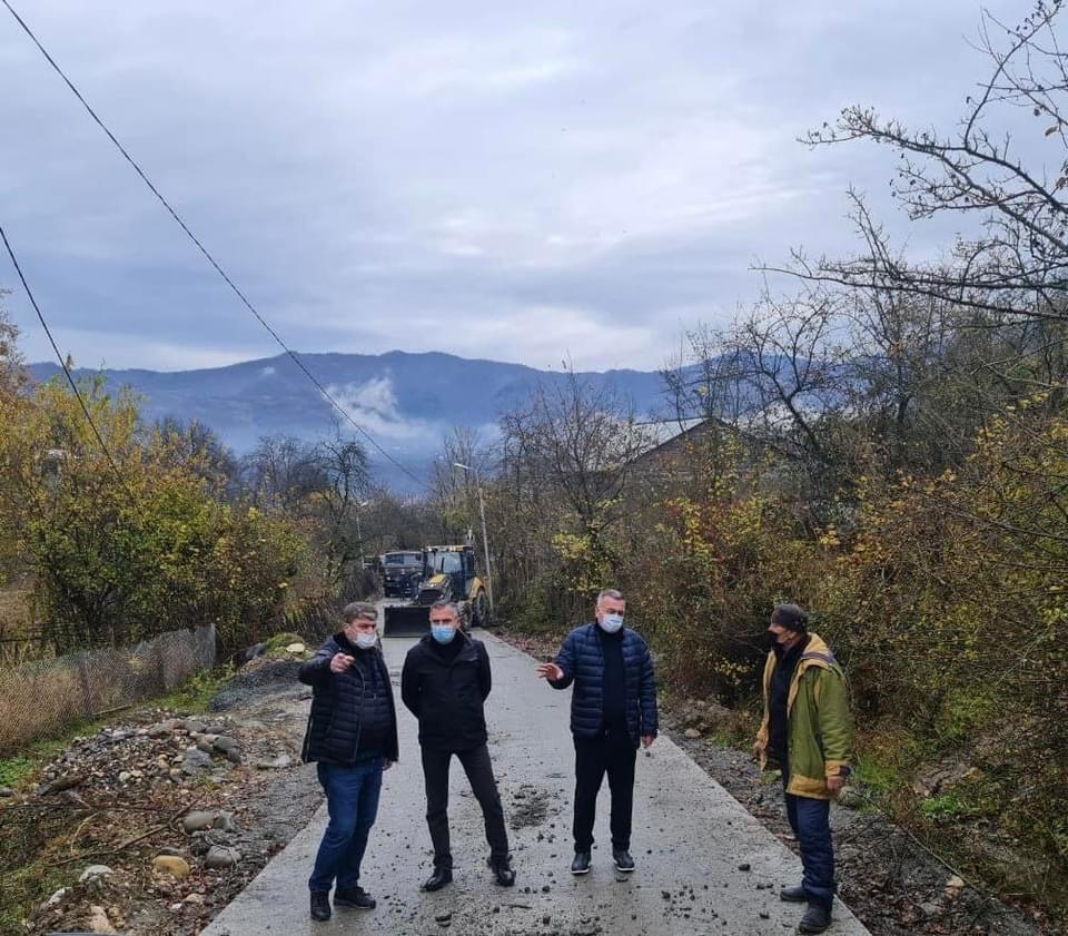 გოჩა ენუქიძის ინფორმაციით, რეგიონის მასშტაბით, საგზაო ინფრასტრუქტურის მოწესრიგება, ინტენსიურ რეჟიმში ხორციელდება