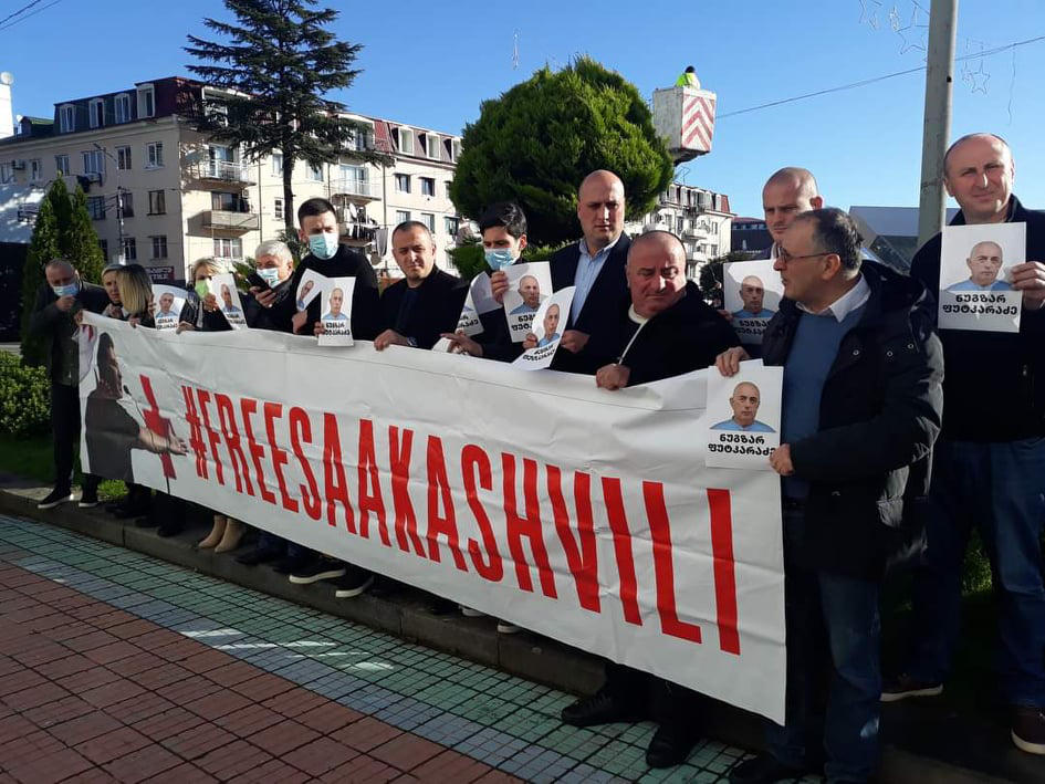 ქობულეთში, ახალი მოწვევის საკრებულოს სხდომის დაწყებამდე ''ნაციონალური მოძრაობის'' წევრებმა აქცია-პერფორმანსი გამართეს