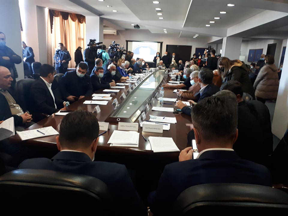 ზუგდიდის საკრებულოს სხდომაზე, საოლქო კომისიის თავმჯდომარე მირანდა მესხს „ნაციონალური მოძრაობის“ წევრმა ბორკილები მიუტანა