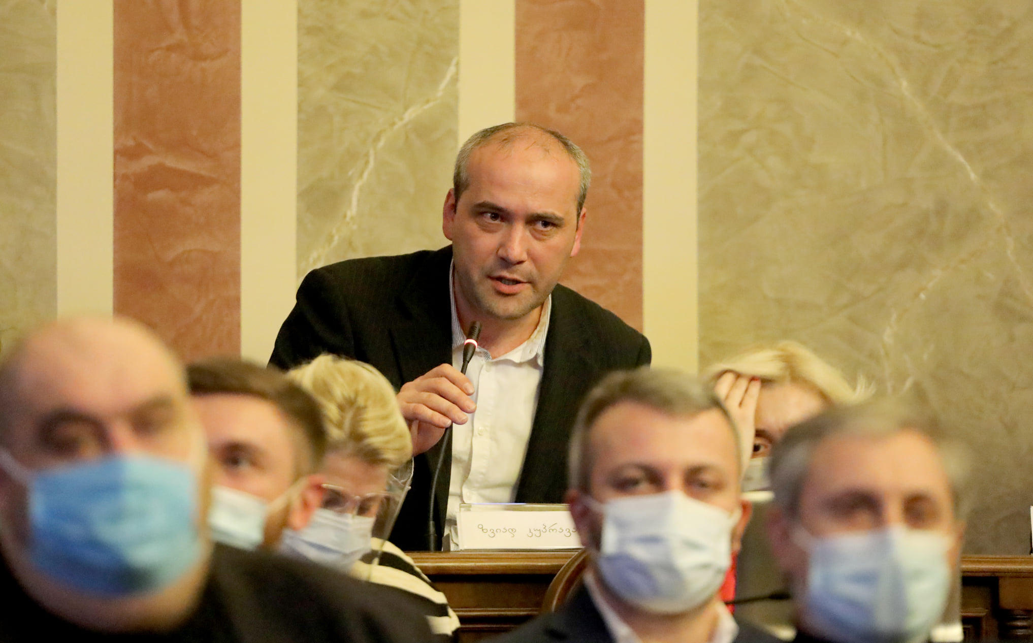 ზვიად კუპრავამ საკრებულოს სხდომაზე ირაკლი კობახიძეს „წვერგაპარსული ნაძირალა“ უწოდა