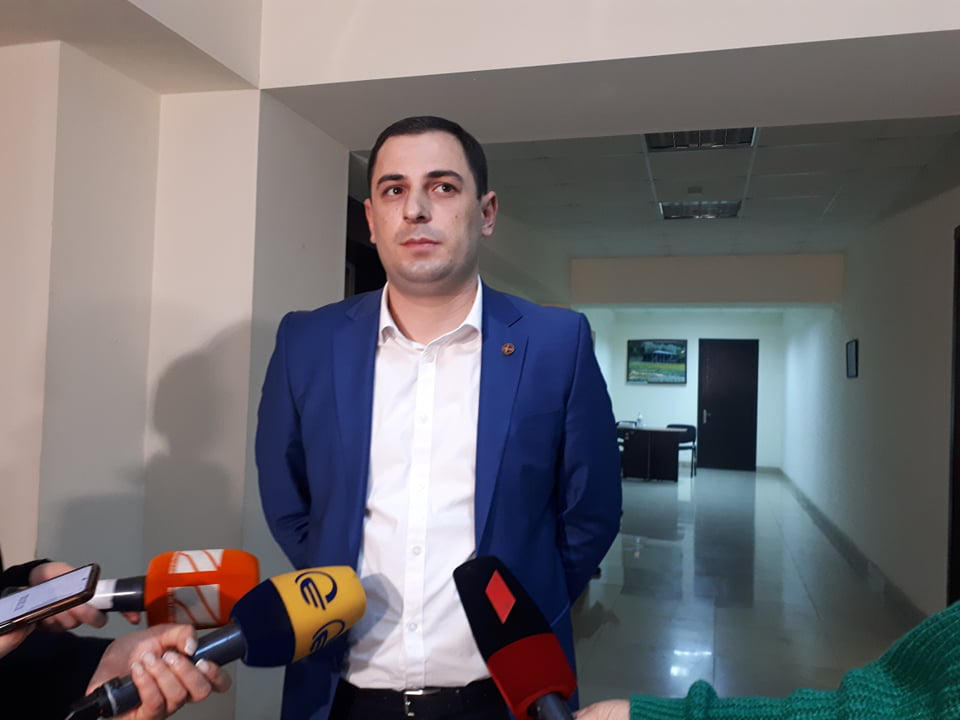 ზუგდიდის საკრებულოს სამანდატო კომისიის თავმჯდომარე - „ნაცმოძრაობა“ პროცედურული საკითხების შემდეგ ტოვებს სხდომებს, რაც ხდება საფუძველი, რომ საკრებულოს თავმჯდომარის არჩევა ვერ მოხდეს