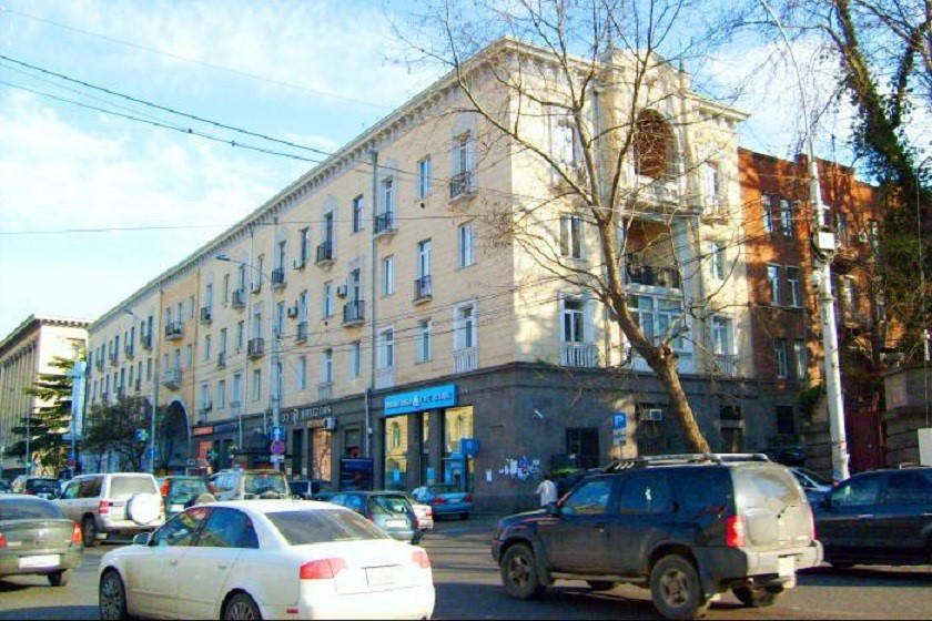 თბილისში, მელიქიშვილის გამზირზე საზოგადოებრივი ტრანსპორტი ორმხრივად იმოძრავებს