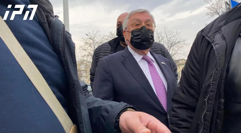 У Тбилисского городского суда, куда дядя Михаил Саакашвили Темур Аласания пришел на опрос, было шумно