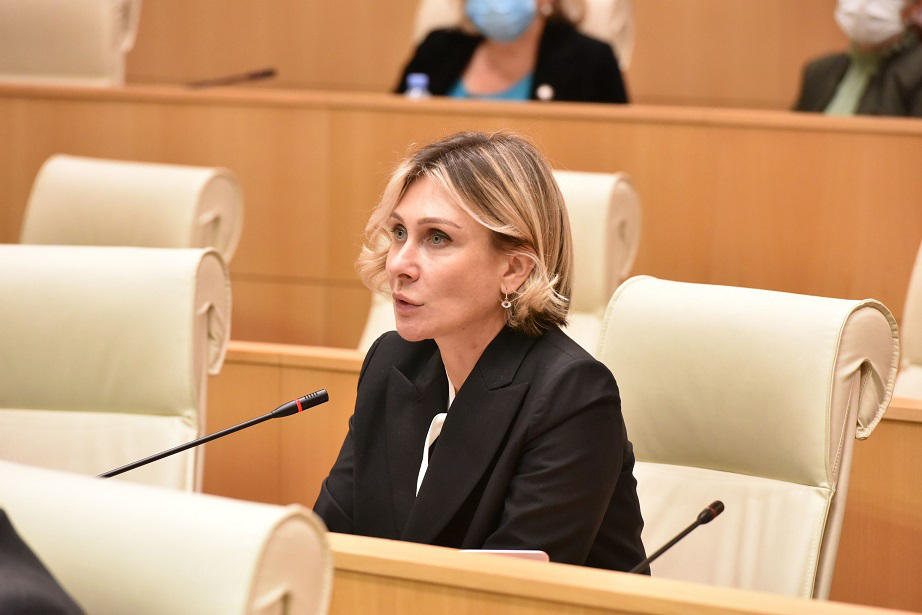 ნინო წილოსანი - ელისაშვილი უმრავლესობის ლიდერს ვირთხასავით რომ დაესხა თავს, ანა ბუჩუკური ბედნიერი გამომეტყველებით ცდილობდა მდინარაძის სახე ახლოდან გადაეღო, აბსოლუტურად სწორად შეწყვიტა სალომემ ბუჩუკურის ამორალური ქმედება