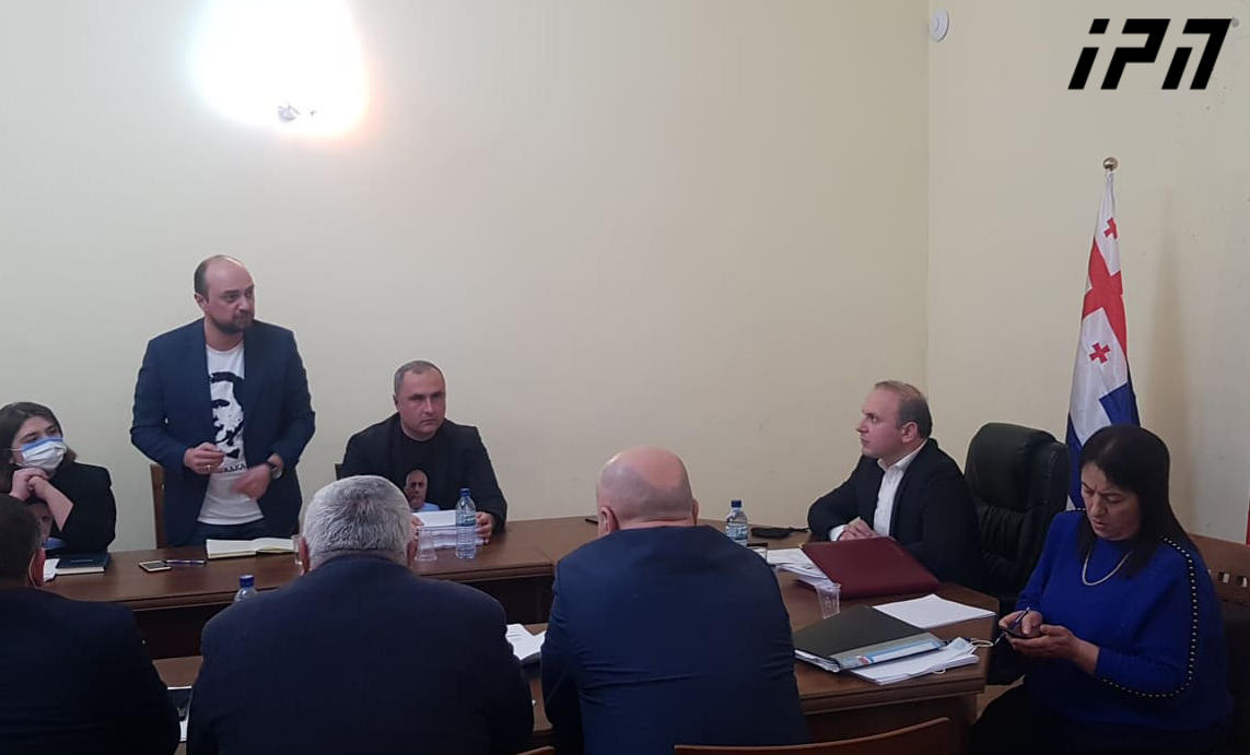 ხელვაჩაურის საკრებულოს სხდომაზე, „ნაცმოძრაობის" წევრებმა ხელვაჩაურის მერს გარდაცვლილი ნუგზარ ფუტკარაძის საქმეზე შეკითხვებით მიმართეს