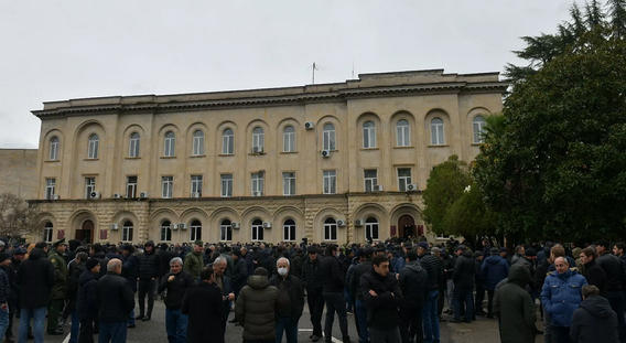 სოხუმში დე ფაქტო ხელისუფლების საწინააღმდეგო აქცია მიმდინარეობს
