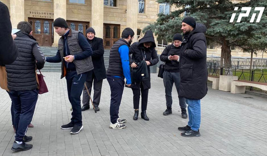 "თბილისი პრაიდის” ოფისში შეჭრისთვის ბრალდებული 3 პირი სასამართლომ გირაოს სანაცვლოდ გაათავისუფლა