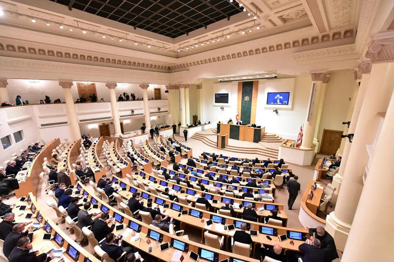 პარლამენტის სხდომაზე უკრაინასთან დაკავშირებით მმართველი პარტიის მიერ მომზადებული რეზოლუციის პროექტის განხილვა მიმდინარეობს