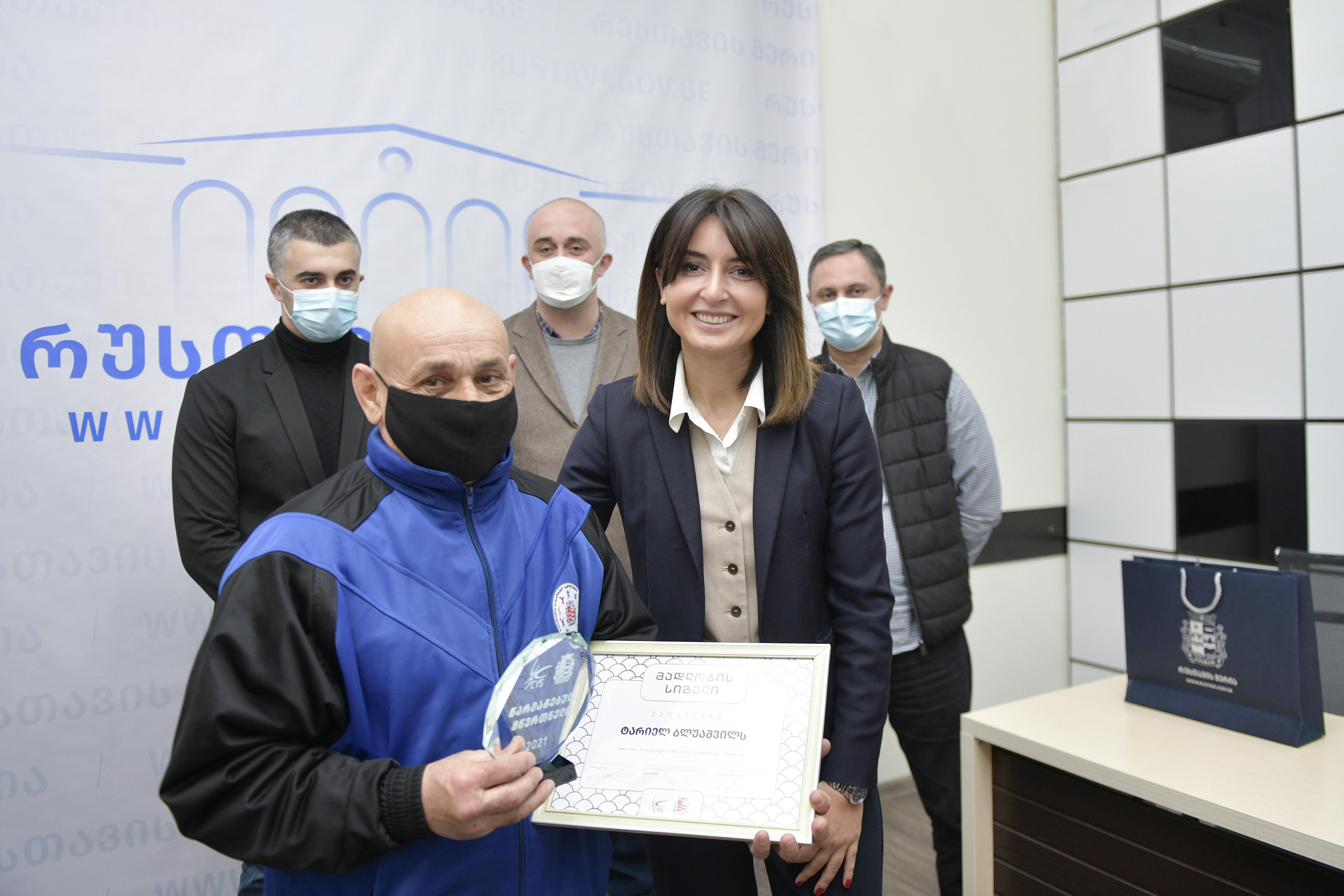 რუსთავის მერი, ქალაქის საკრებულოს დეპუტატებთან ერთად, 2021 წლის საუკეთესო სპორტული შედეგების მქონე მწვრთნელებს შეხვდა