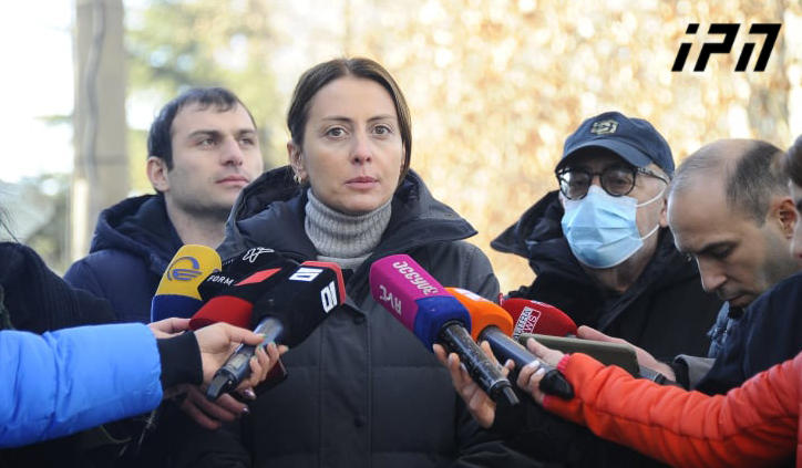 ხატია დეკანოიძის ინფორმაციით, „უცხოური გავლენის გამჭვირვალობის შესახებ“ კანონპროექტს მხარი „ქართული ოცნების“ 4-მა დეპუტატმა - დავით სერგეენკომ, ვლადიმერ ჩაჩიბაიამ, ქეთევან დუმბაძემ და ირაკლი მეძმარიაშვილმა არ დაუჭირა