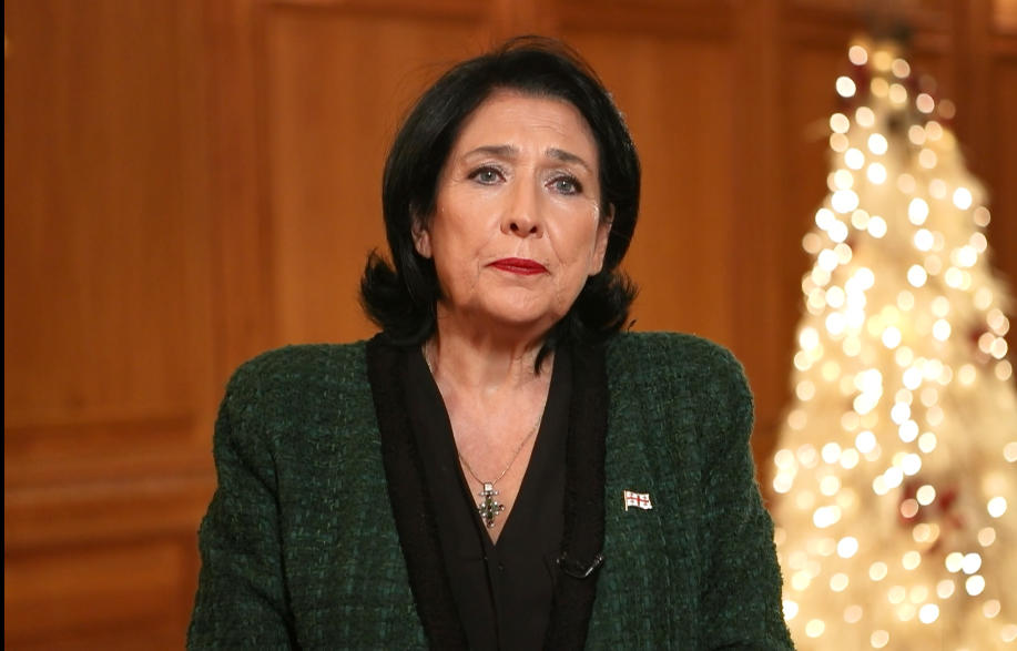 სალომე ზურაბიშვილი - „რა გითხრათ, რით გაგახაროთ?“ – კითხულობდა ილია და დღესაც უზარმაზარი თხრილის წინ დგას ქვეყანა - დღეს უარესი გვჭირს, მტერიც აღარ გვჭირდება, რომ ხელი გვკრას, მის საქმეს ჩვენვე ვაკეთებთ