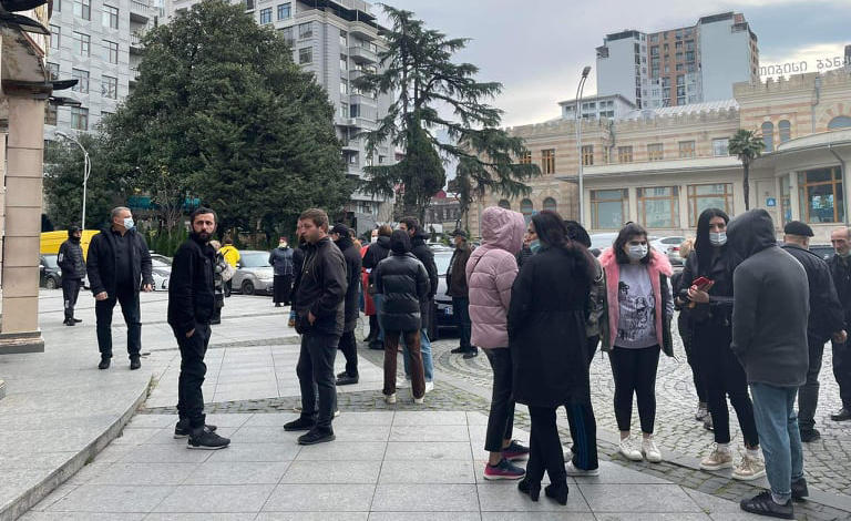 ბათუმში, 8 ოქტომბერს კორპუსის ჩამონგრევის საქმეზე დაკავებული 3 პირის სასამართლო პროცესი მიმდინარეობს