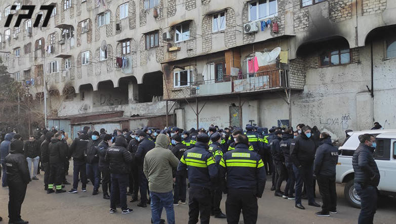 Повсюду в клубе на улицах на скамейках у ворот в домах происходили шумные разговоры схема