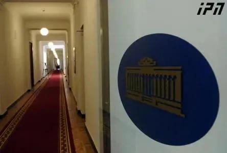 საპარლამენტო უმრავლესობისა და ოპოზიციის დეპუტატებს შორის შეხვედრა მიმდინარეობს