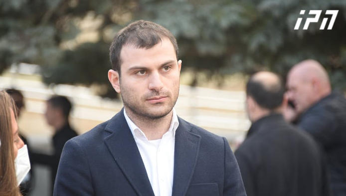 ადვოკატი - ვნახეთ პოლიტიკური დევნის მარაზმატიკული გადაწყვეტილება, რითაც სააკაშვილს არ მისცეს საშუალება გამოსახულებით ჩართულიყო - თუ სასამართლო მიიჩნევდა, რომ მას ჯანმრთელობის მდგომარეობა სხდომაზე დასწრების შესაძლებლობას აძლევს, გამოიძახებდა