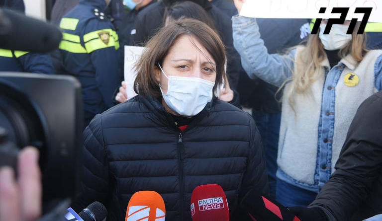 ელენე ხოშტარია - მოქალაქეებთან ერთად ღამე პარლამენტთან გავათენეთ, დილის გეგმები შეიცვალა, თუმცა ერთადერთი მოთხოვნა გვაქვს: მთავრობა, რომელიც უკრაინის გვერდით არ არის, ჩვენ არ უნდა წარმოგვადგენდეს