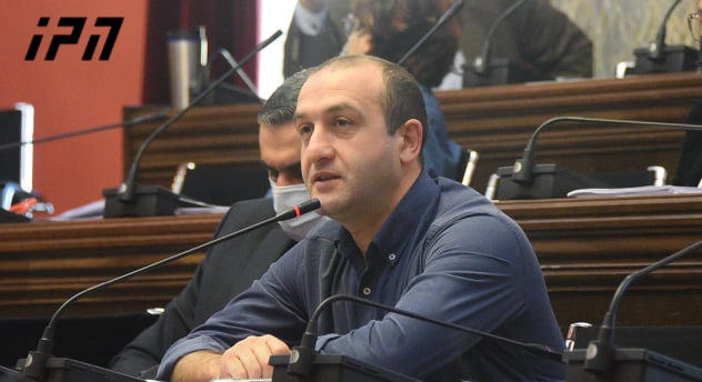 კომიტეტის სხდომაზე იაგო ხვიჩიამ და გრიგოლ ვაშაძემ ერთმანეთს „სულელი“, „ამორალური“, „გაუნათლებელი“ და „უზრდელი“ ეძახეს