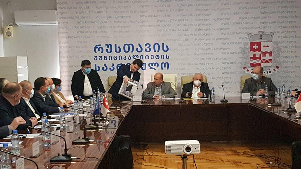რუსთავის საკრებულოს თავმჯდომარე გიორგი გახარიას პარტიის წევრი გახდა