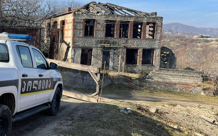 სიღნაღში, სოფელ ჯუგაანში საცხოვრებელი სახლი დაიწვა, რომელიც ამავე სოფელში მომხდარ მკვლელობაში ბრალდებულს ეკუთვნის