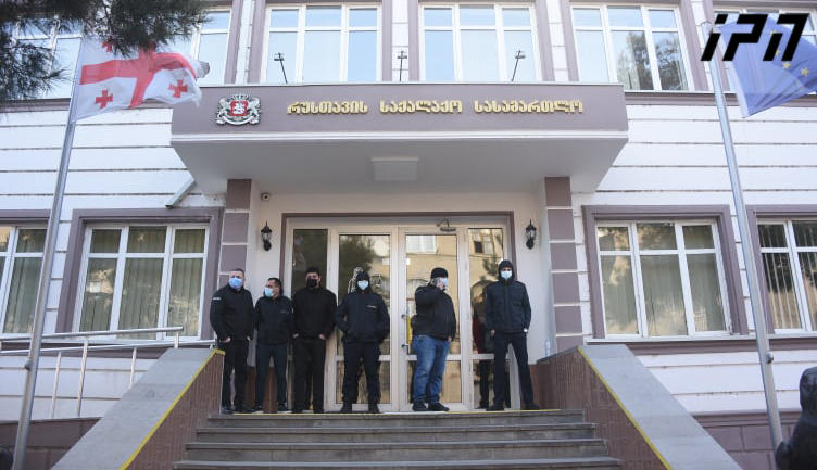 რუსთავში ე.წ. სტამბოლის ბაზარში ოთხი პირის მკვლელობისა და ერთის დაჭრის საქმეზე დაკავებულის მიმართ აღკვეთის ღონისძიებაზე სასამართლო დღეს იმსჯელებს