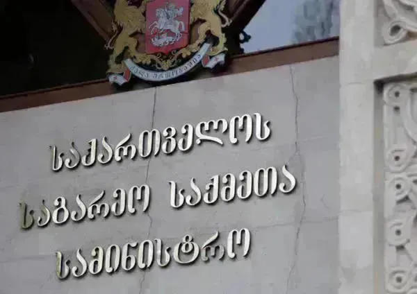 საქართველოს საგარეო საქმეთა სამინისტრო უკრაინაში საელჩოს ტოვებს, თუმცა თანამშრომლებს რეკომენდაციას აძლევს, სურვილის შემთხვევაში, კიევიდან ოჯახის წევრები გამოიყვანონ